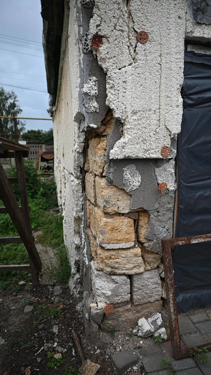 Життя після обстрілу: чи вдається жителям Одеського району відновити своє житло