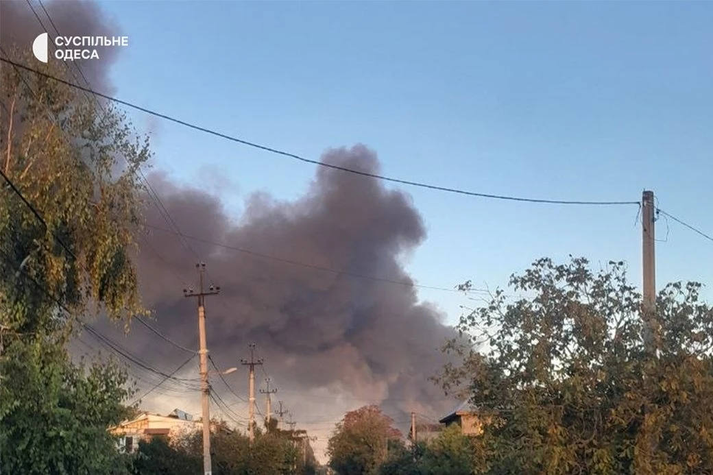В Одеському районі після атаки РФ горить складський об’єкт: над Одесою видно чорний дим