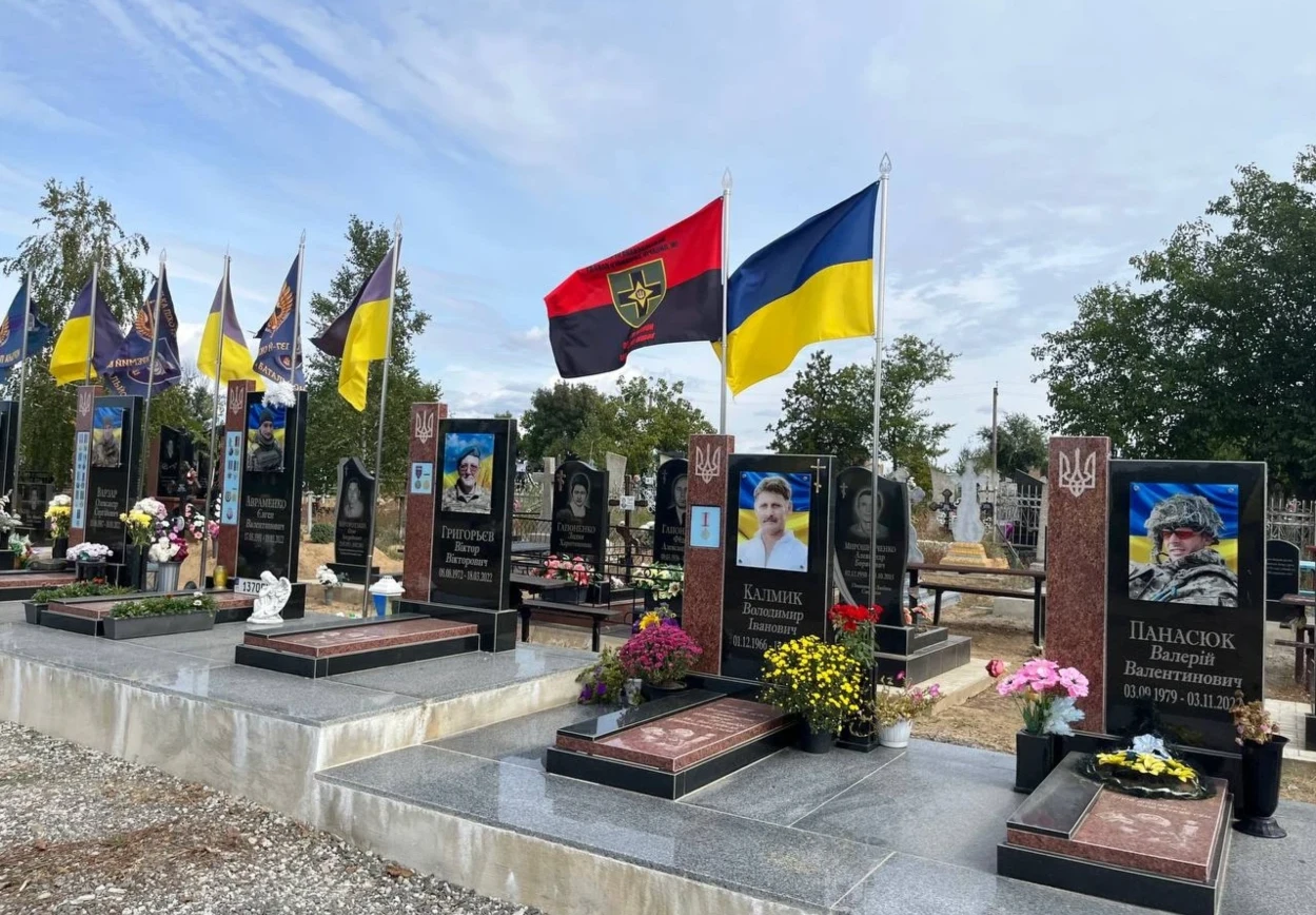 У Біляївці продовжують встановлювати пам'ятники на Алеї слави