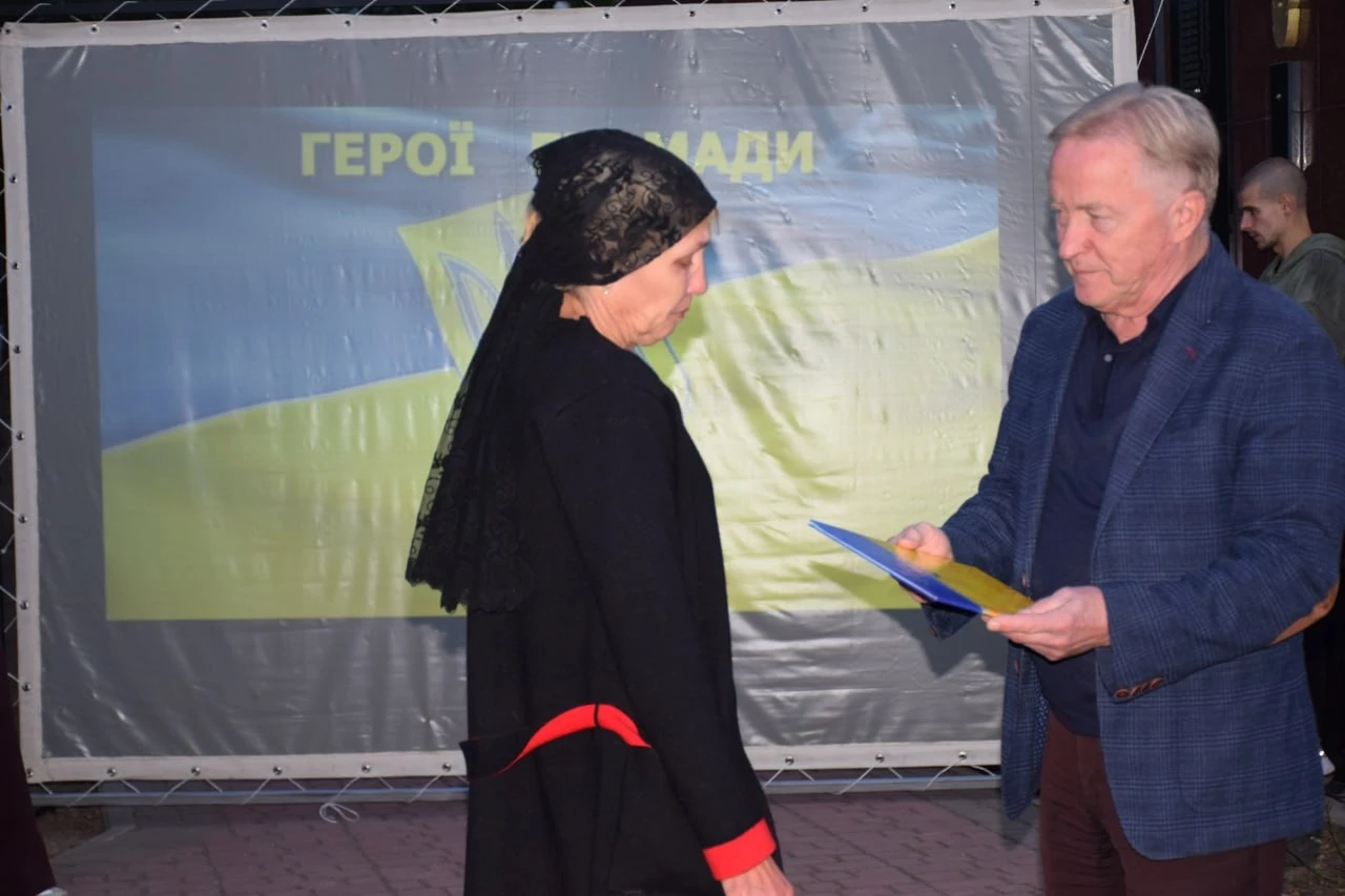 «Герой громади»: у Біляївці передали відзнаки родинам загиблих військових