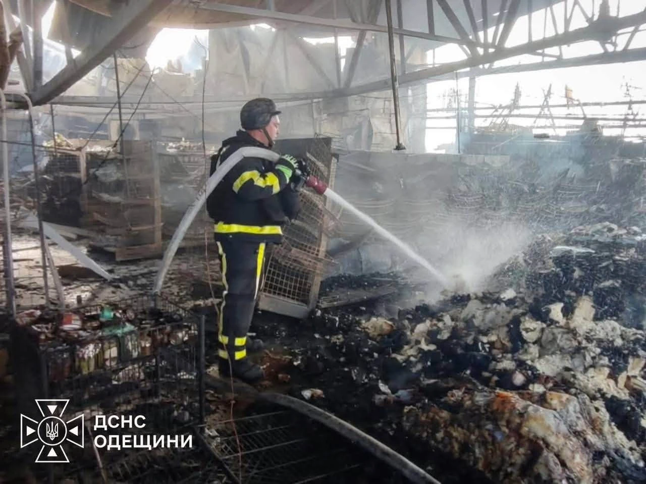 В Одеському районі російський дрон влучив у магазин: є поранені