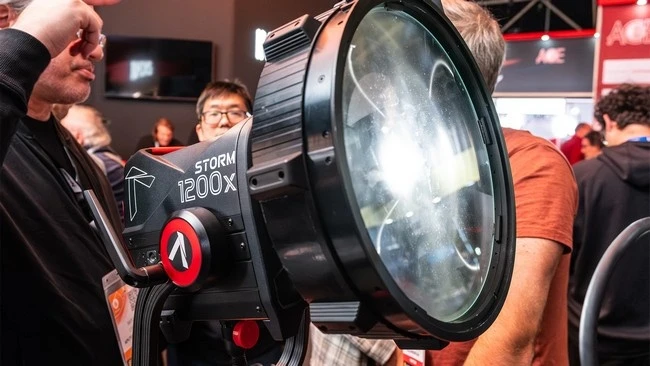 Світлодіодні моноблоки Aputure STORM та Godox KNOWLED: порівняння екосистем Sidus Link і Godox Light