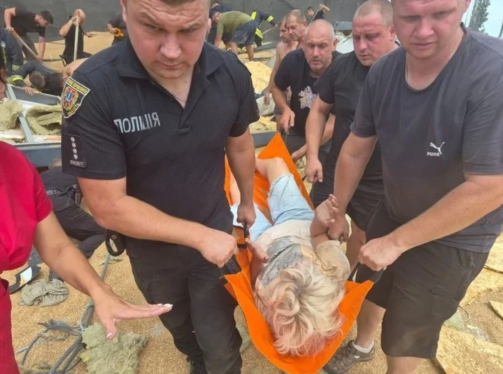 Обвал зернового складу в Рені: під завалами загинула жінка