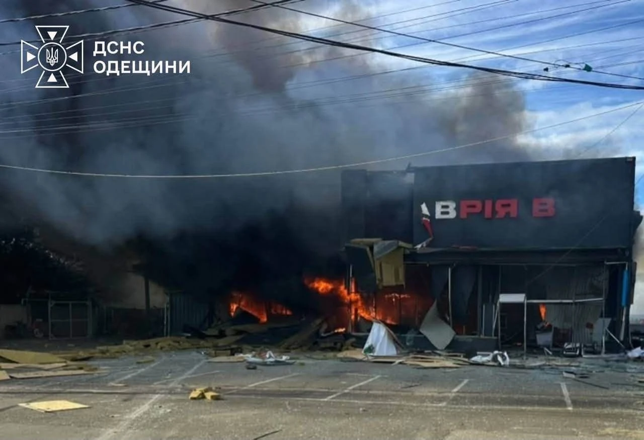 В Одеському районі російський дрон влучив у магазин: є поранені