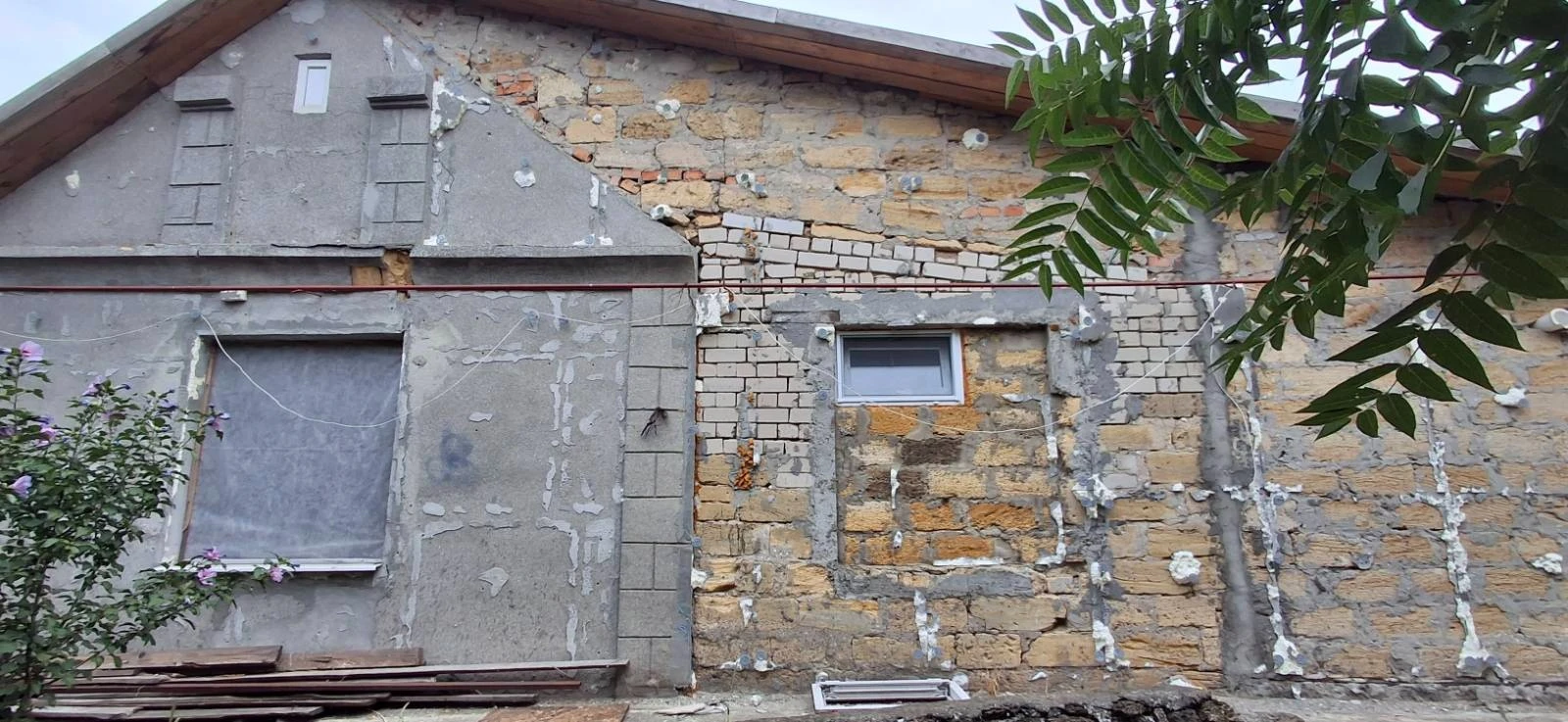 Життя після обстрілу: чи вдається жителям Одеського району відновити своє житло