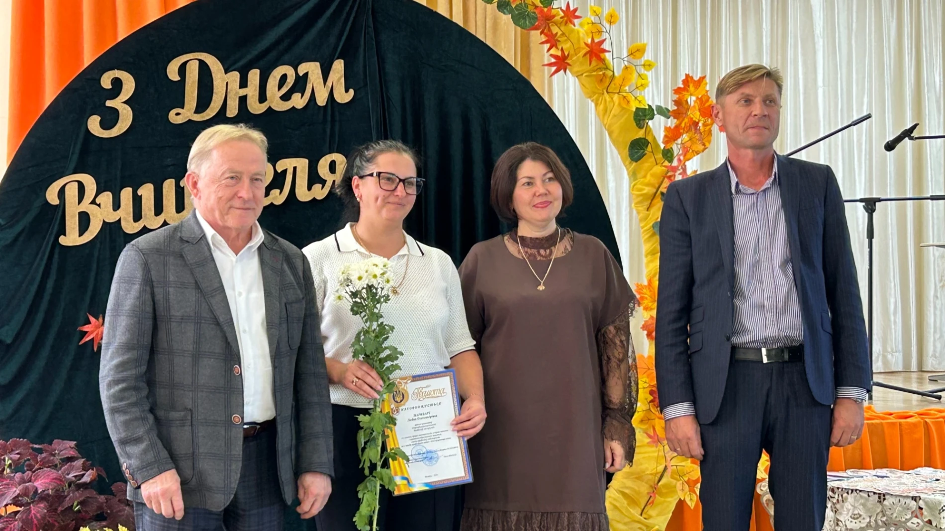 У Біляївці привітали освітян: 63 нагороди, подяки від морпіхів та жарти про школу