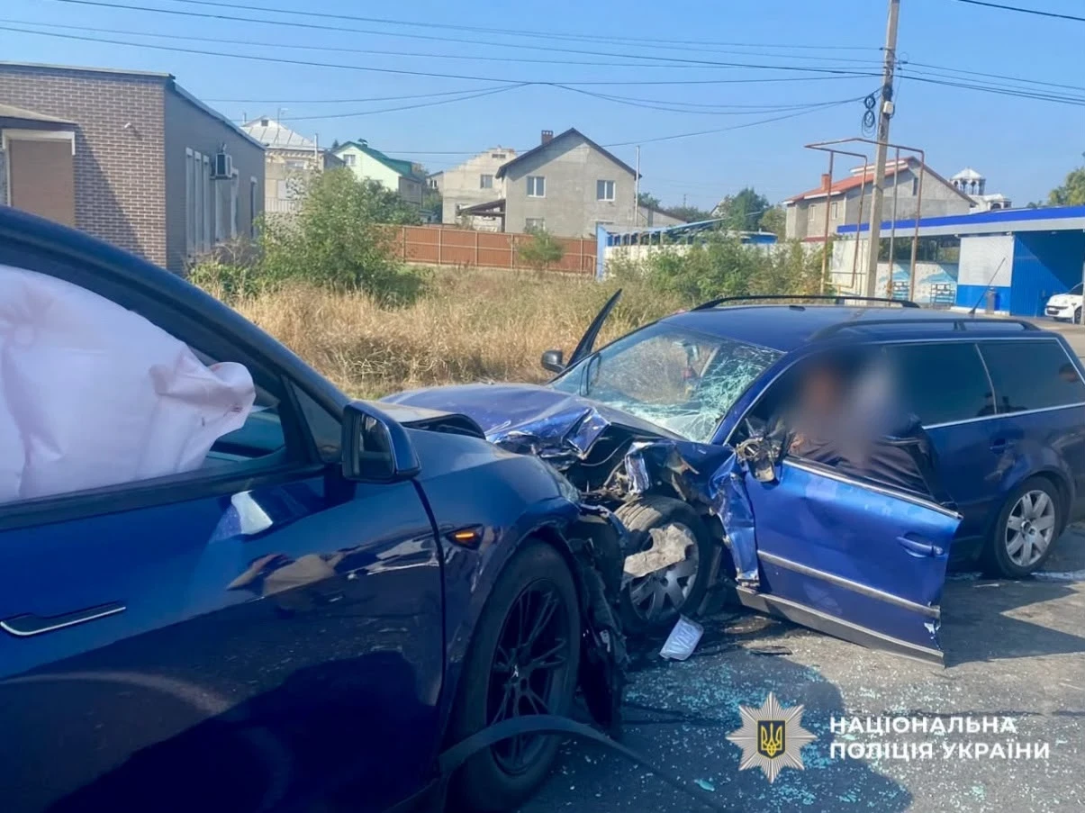 У Великодолинському зіткнулися Tesla та Volkswagen: обох водіїв госпіталізували