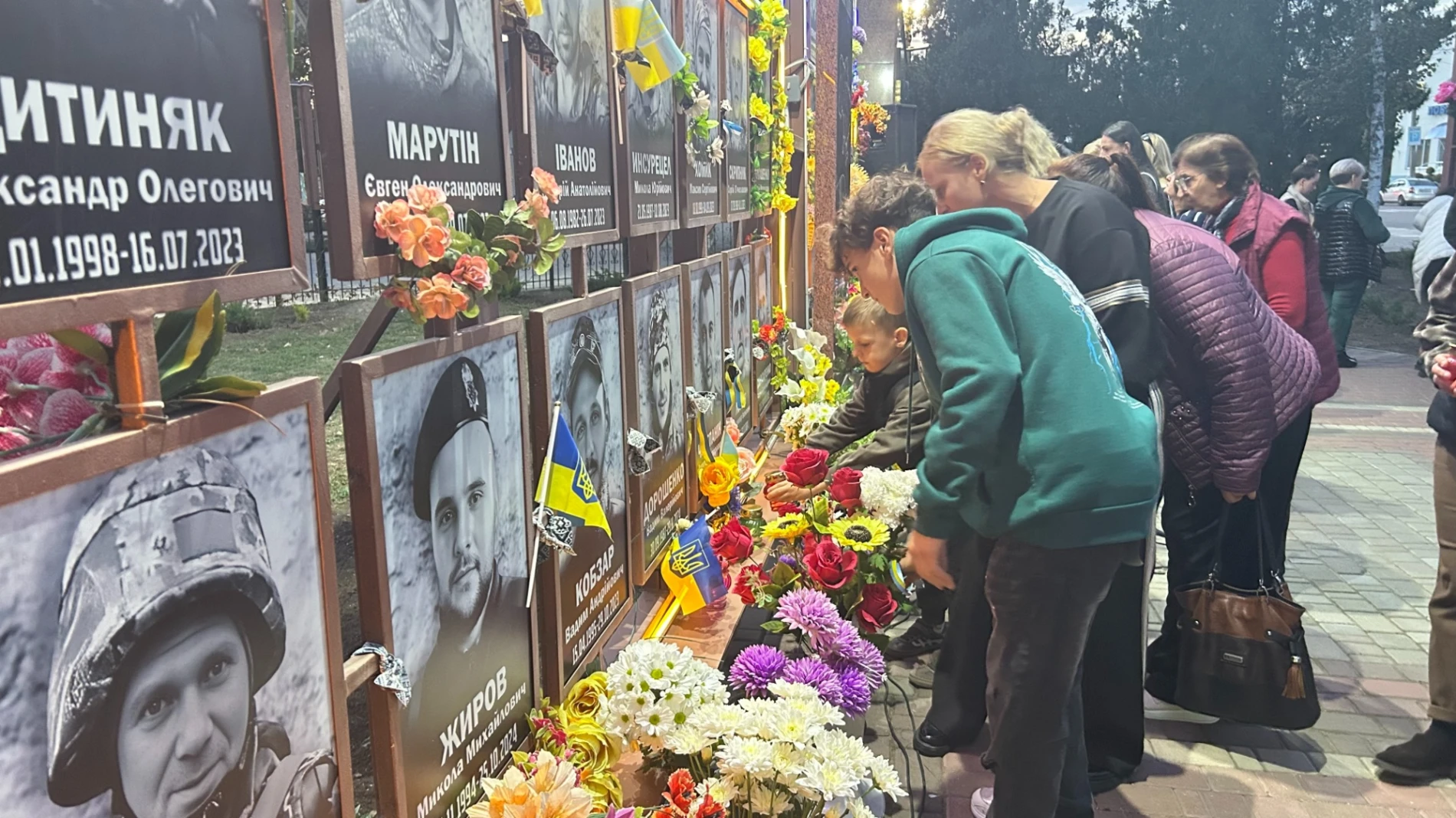 «Герой громади»: у Біляївці передали відзнаки родинам загиблих військових
