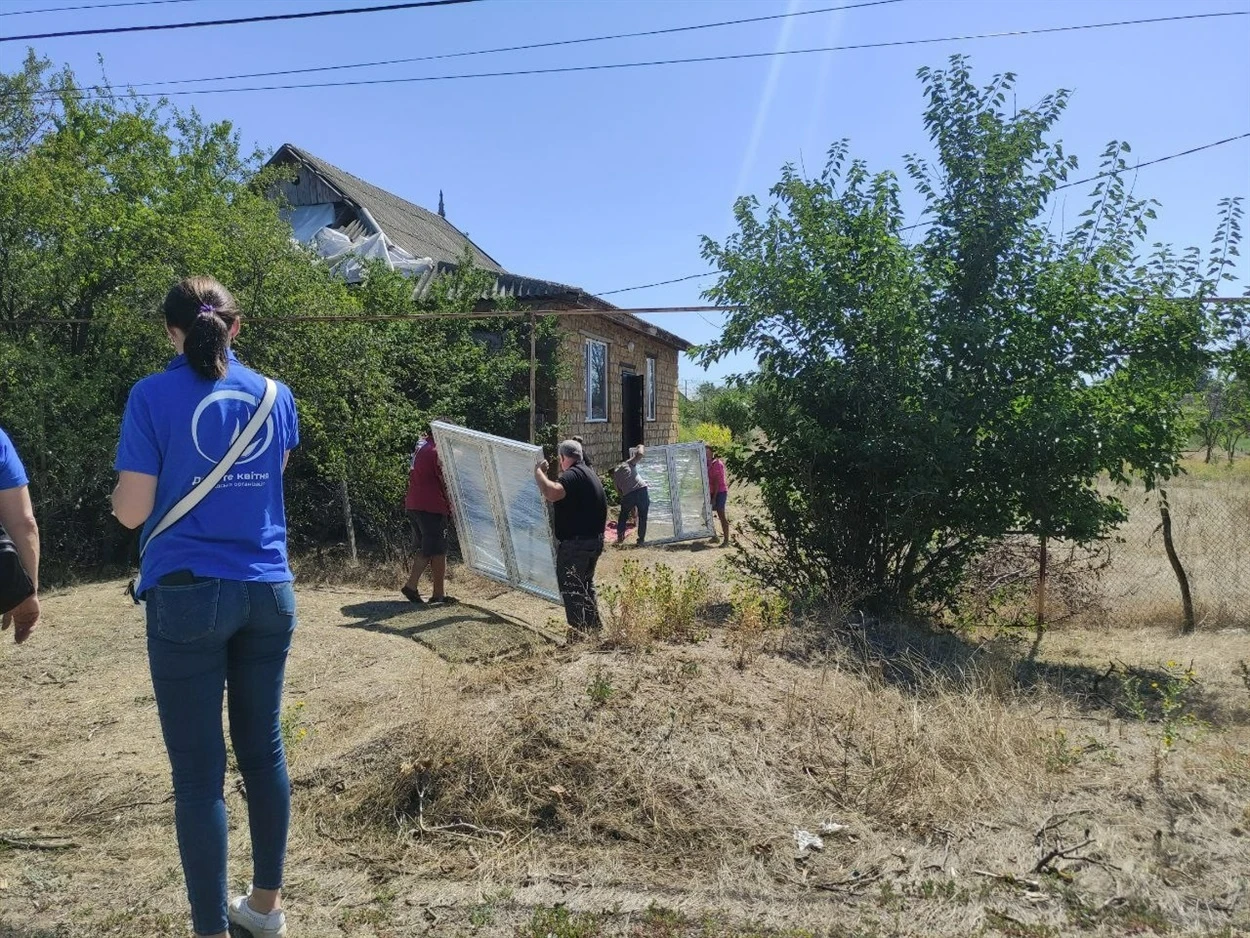 Життя після обстрілу: чи вдається жителям Одеського району відновити своє житло