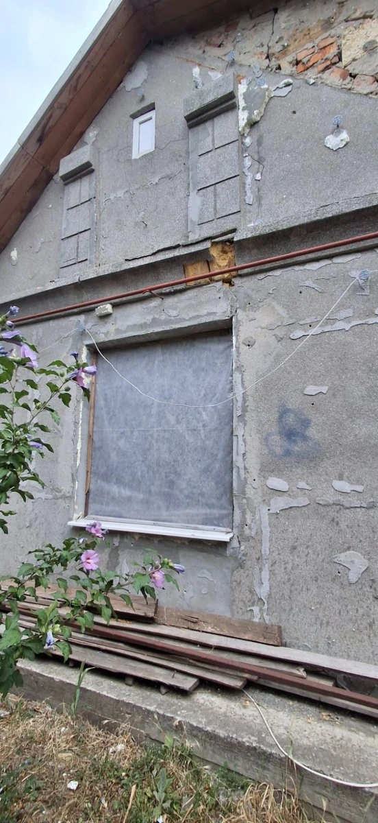 Життя після обстрілу: чи вдається жителям Одеського району відновити своє житло