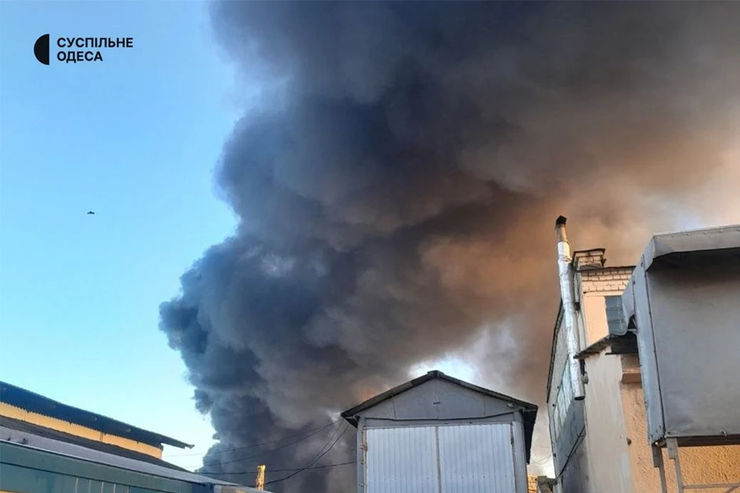 В Одеському районі після атаки РФ горить складський об’єкт: над Одесою видно чорний дим