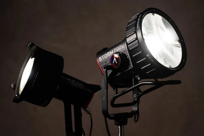 Світлодіодні моноблоки Aputure STORM та Godox KNOWLED: порівняння екосистем Sidus Link і Godox Light