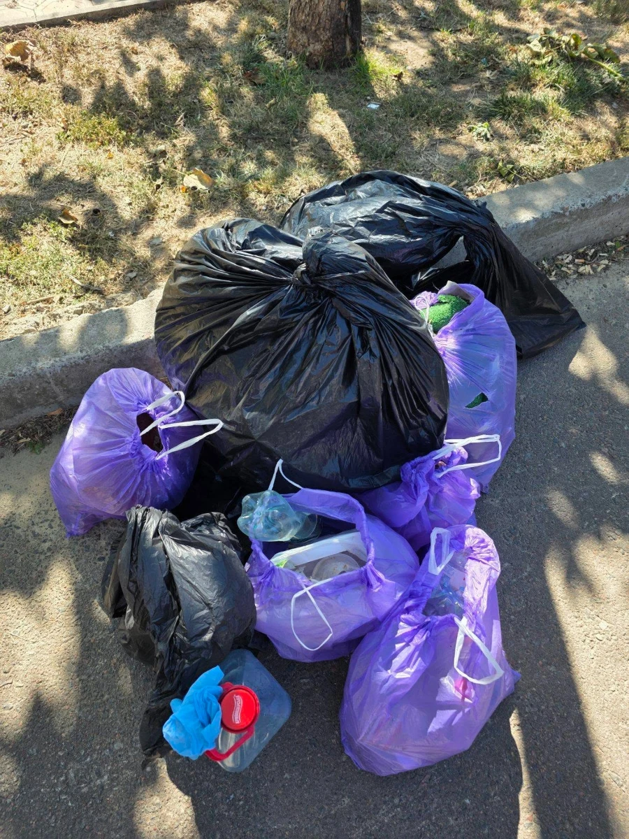 «Річці — чистий берег»: у Біляївці вчителі ліцею №1 прибрали берег Дністра до професійного свята