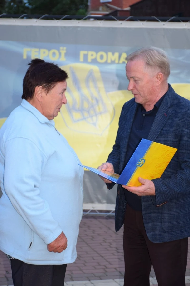 «Герой громади»: у Біляївці передали відзнаки родинам загиблих військових