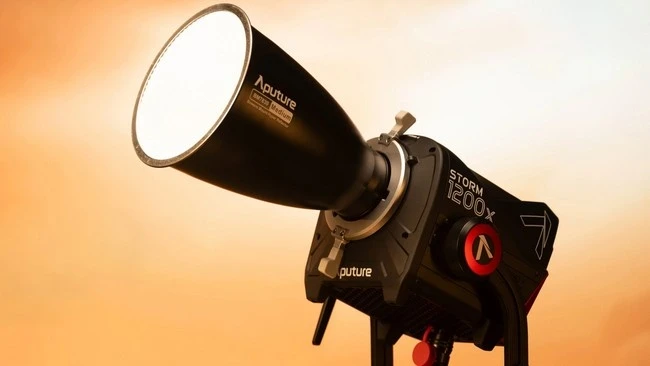 Світлодіодні моноблоки Aputure STORM та Godox KNOWLED: порівняння екосистем Sidus Link і Godox Light