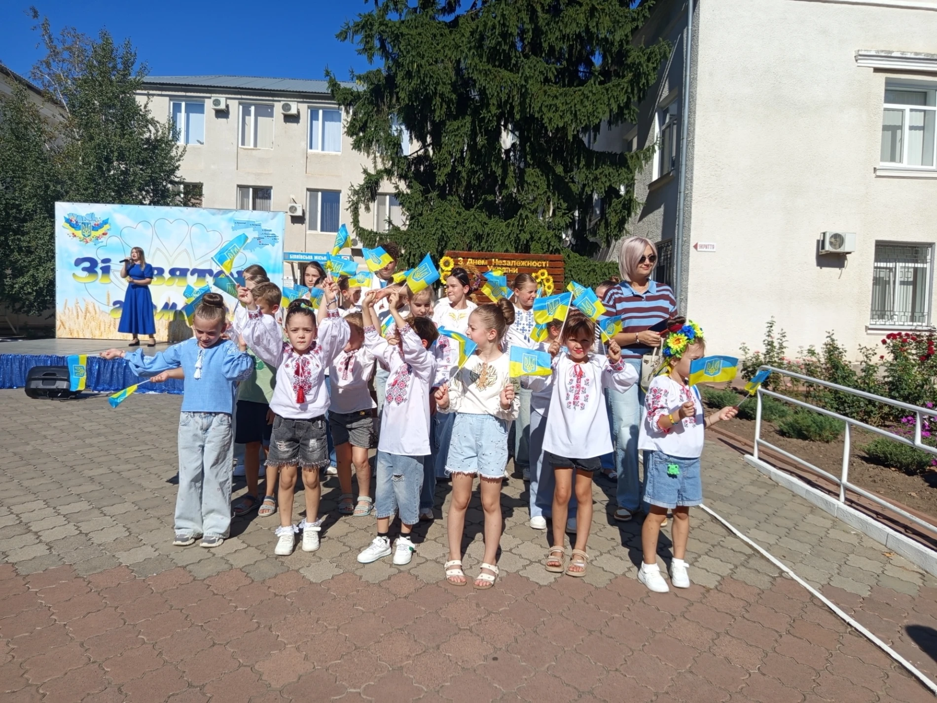 Хода з прапором, концерт і збір для військових: як у Біляївці відзначили 23 серпня