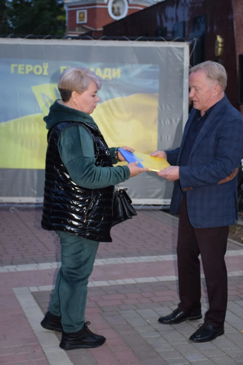 «Герой громади»: у Біляївці передали відзнаки родинам загиблих військових