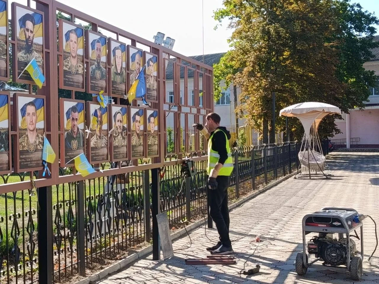 Пам’ять про загиблих і надія на повернення зниклих: у Біляївці встановили нові портрети