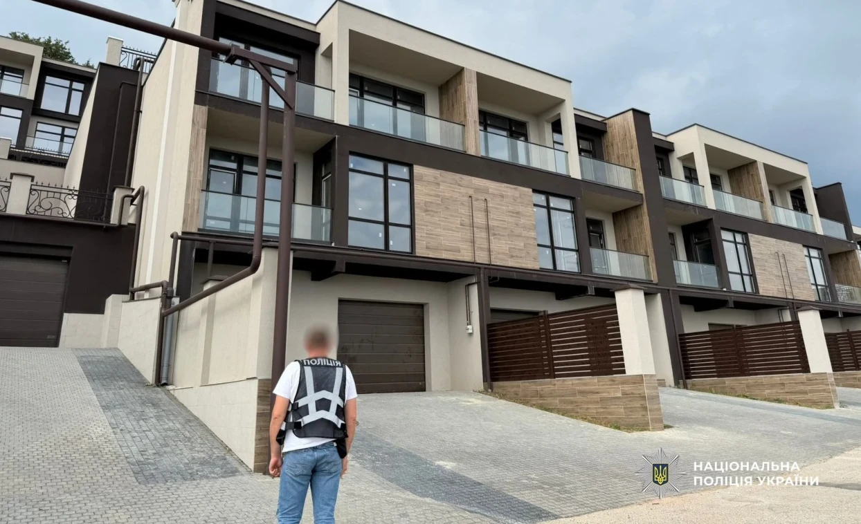 Захопив схили Одеси на 50 млн грн: поліція викрила схему з таунхаусами