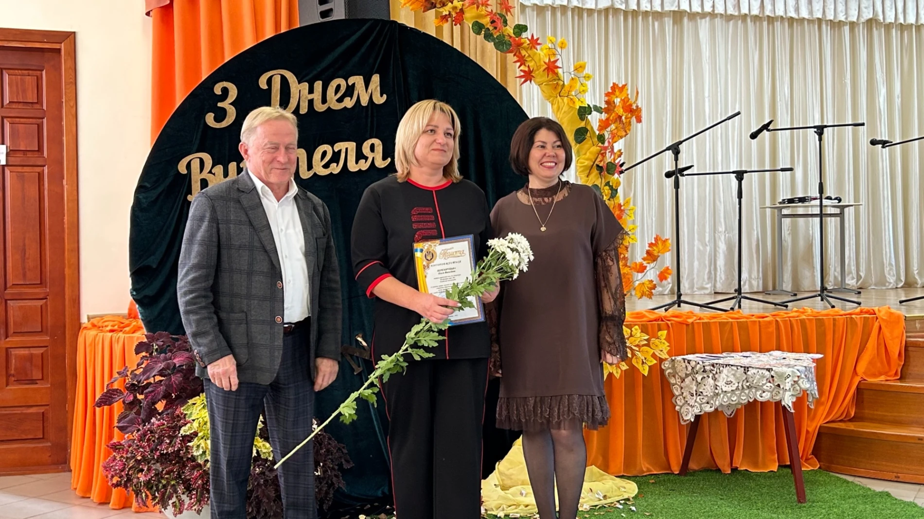 У Біляївці привітали освітян: 63 нагороди, подяки від морпіхів та жарти про школу