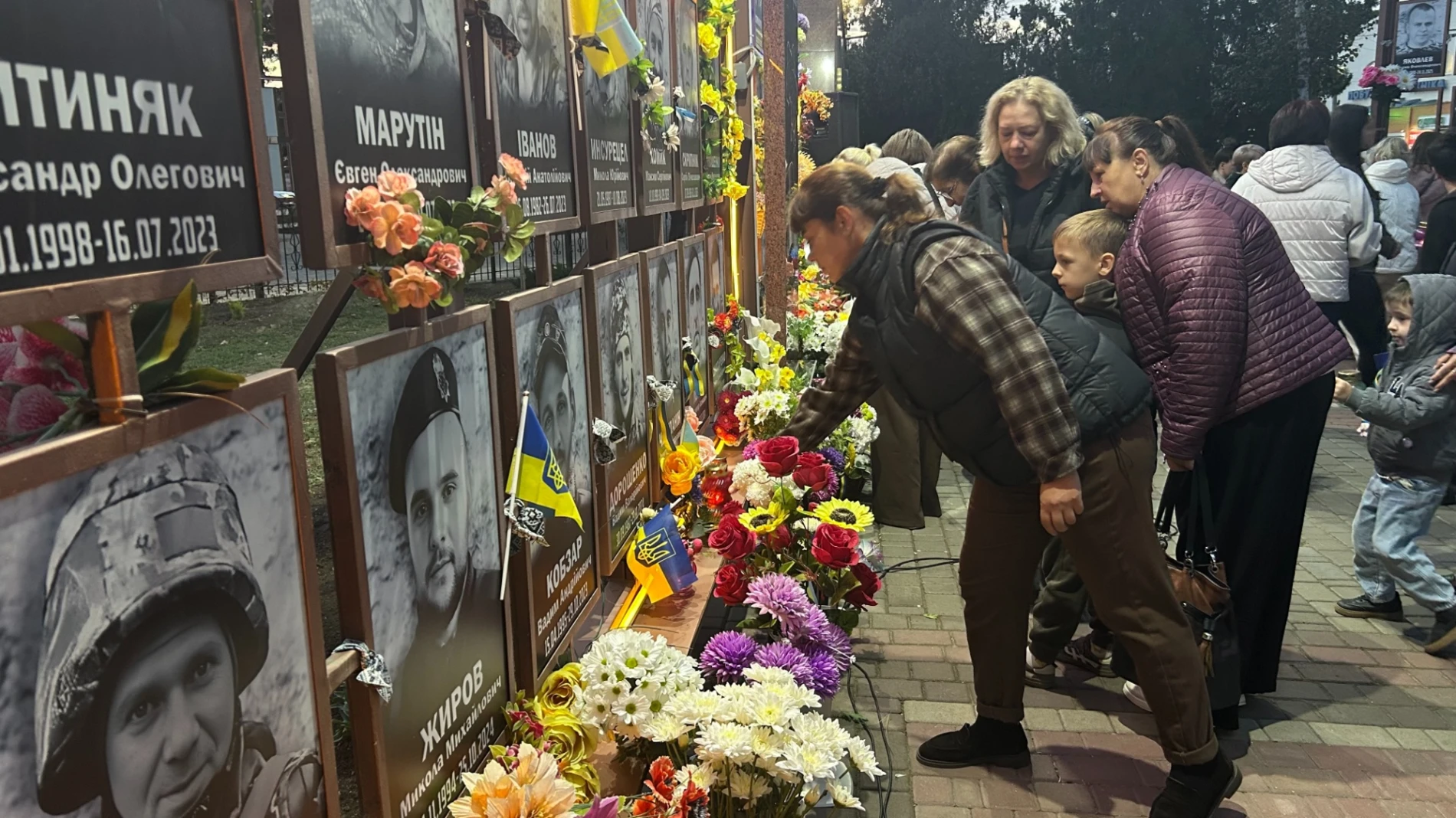 «Герой громади»: у Біляївці передали відзнаки родинам загиблих військових
