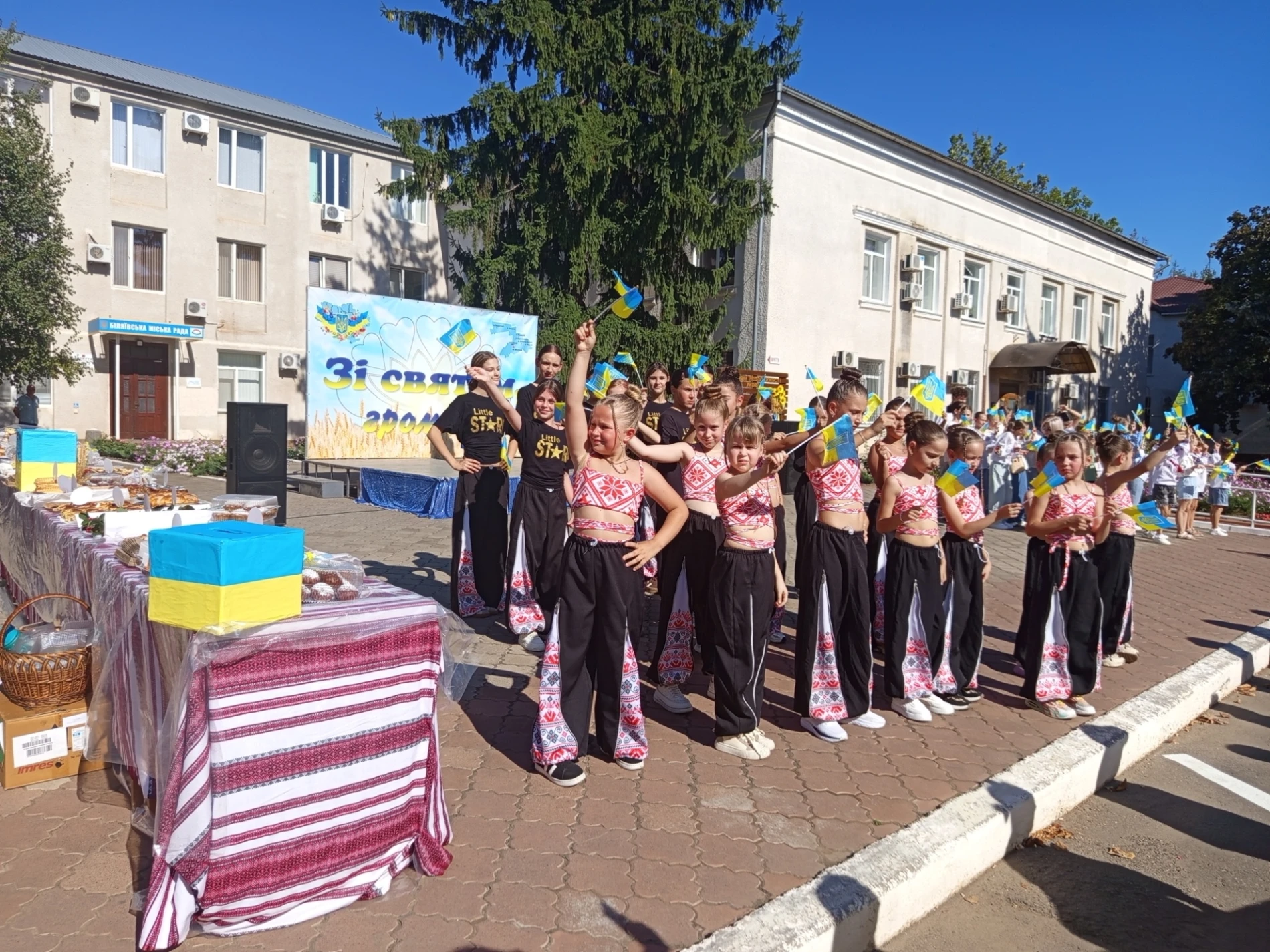 Хода з прапором, концерт і збір для військових: як у Біляївці відзначили 23 серпня