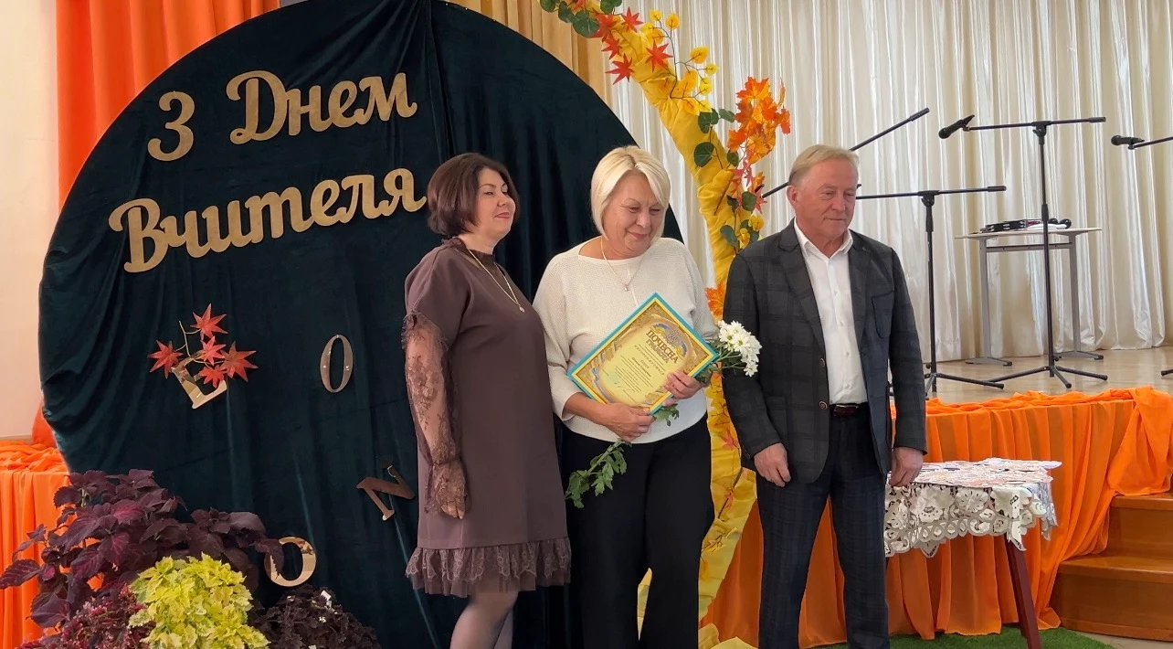 У Біляївці привітали освітян: 63 нагороди, подяки від морпіхів та жарти про школу