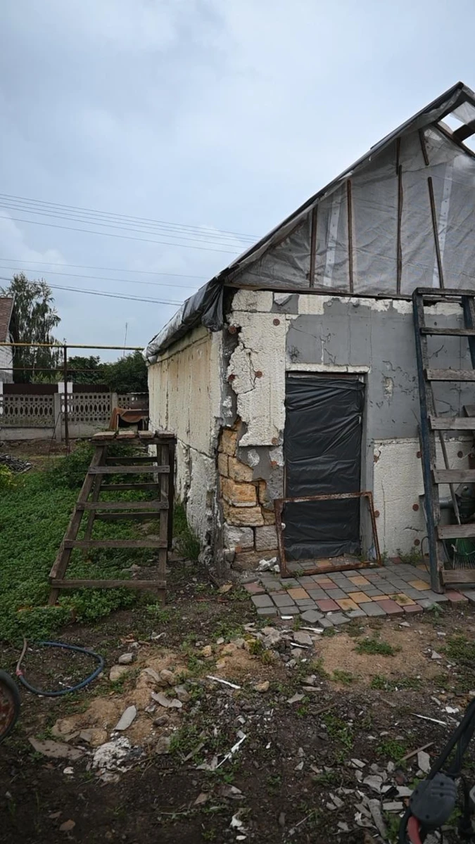 Життя після обстрілу: чи вдається жителям Одеського району відновити своє житло