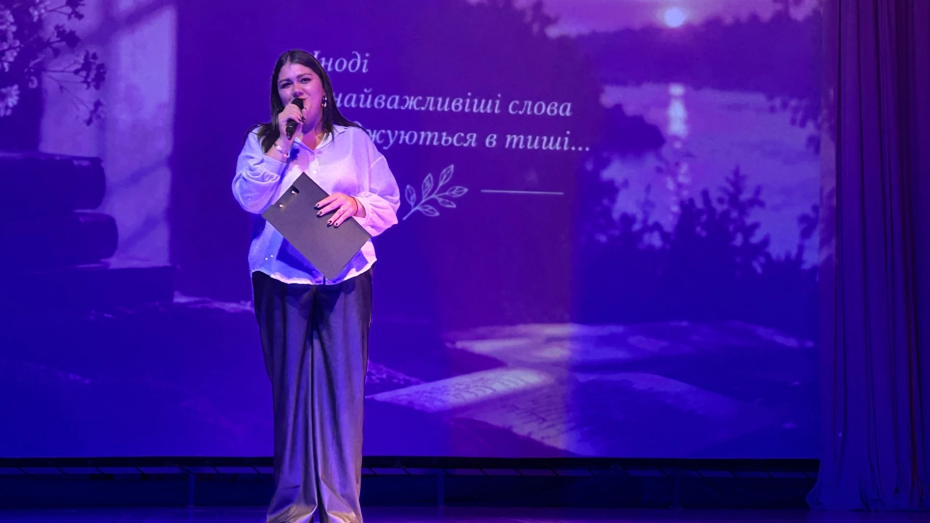 Сповідь у віршах: біляївські поетеси презентували свою збірку та збирали кошти для воїнів