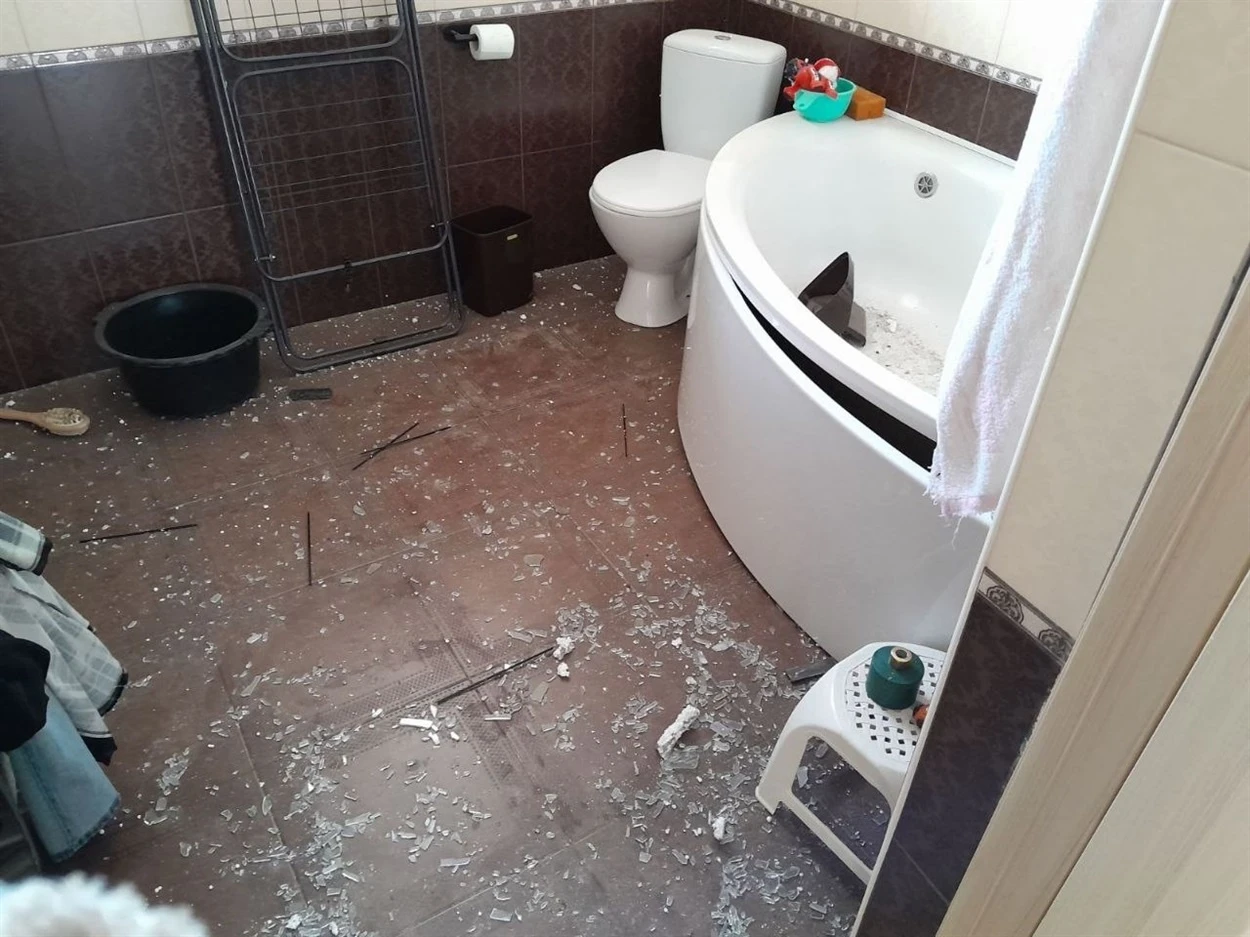 Життя після обстрілу: чи вдається жителям Одеського району відновити своє житло