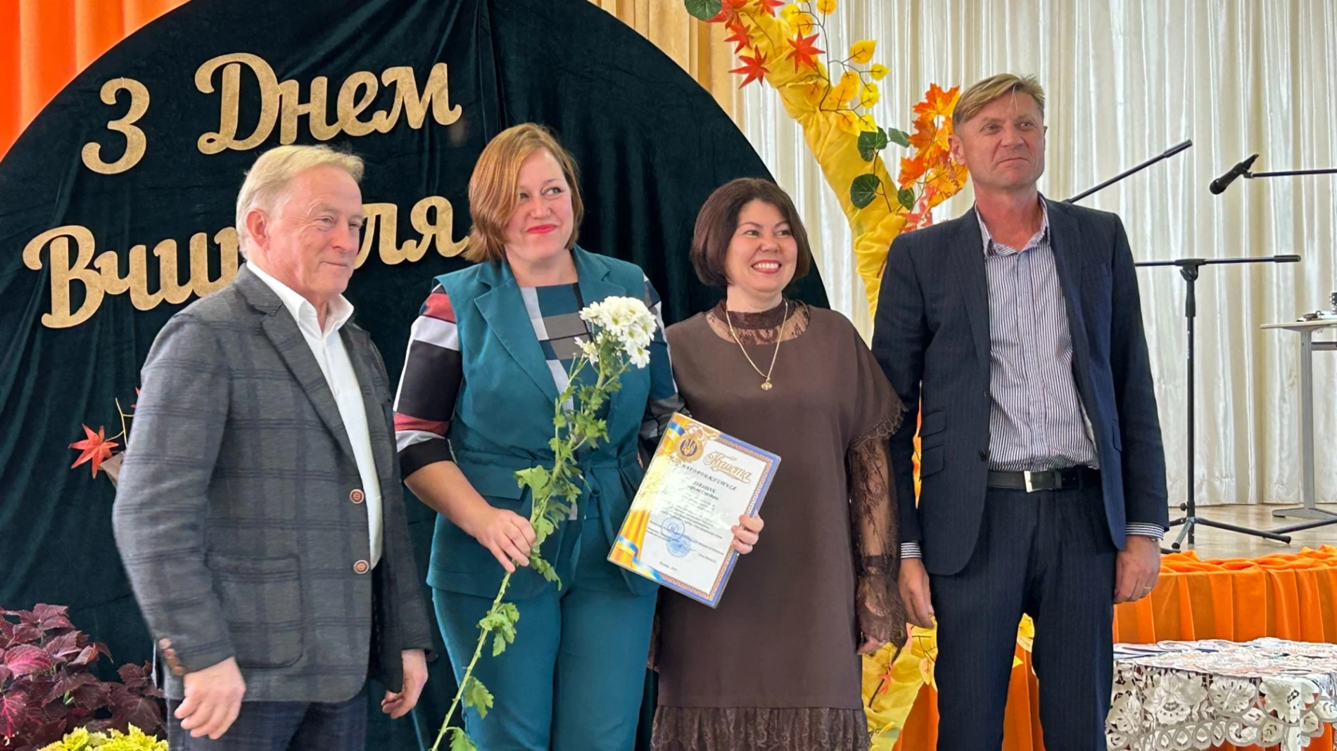 У Біляївці привітали освітян: 63 нагороди, подяки від морпіхів та жарти про школу