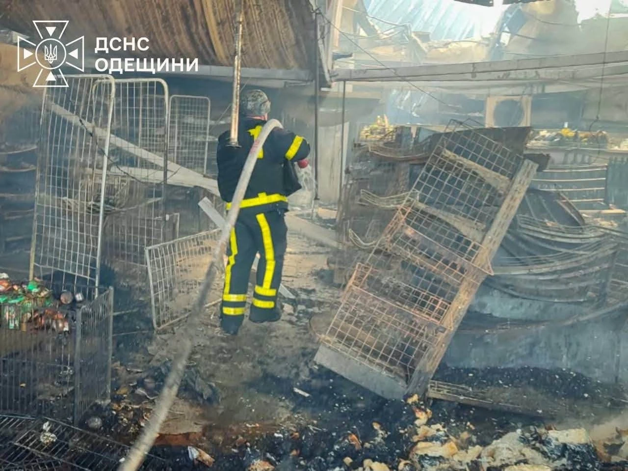В Одеському районі російський дрон влучив у магазин: є поранені