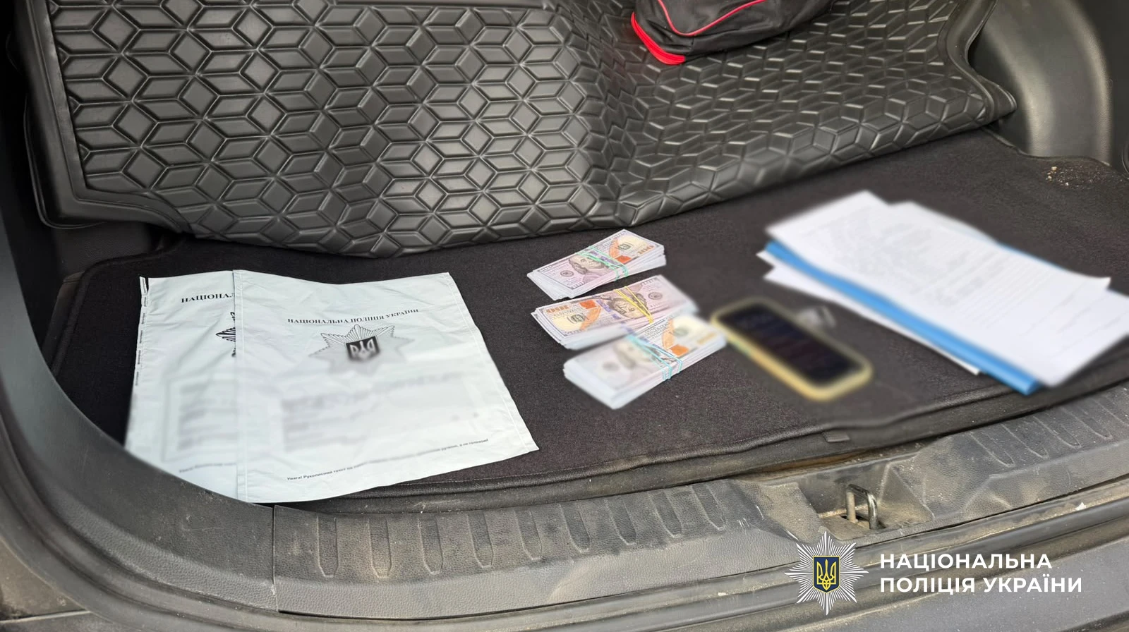 30 тисяч доларів за землю: в Одеському районі затримали посадовицю