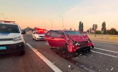 Заснув за кермом: біля Дачного Chevrolet зіткнувся з вантажівкою, троє людей у лікарні
