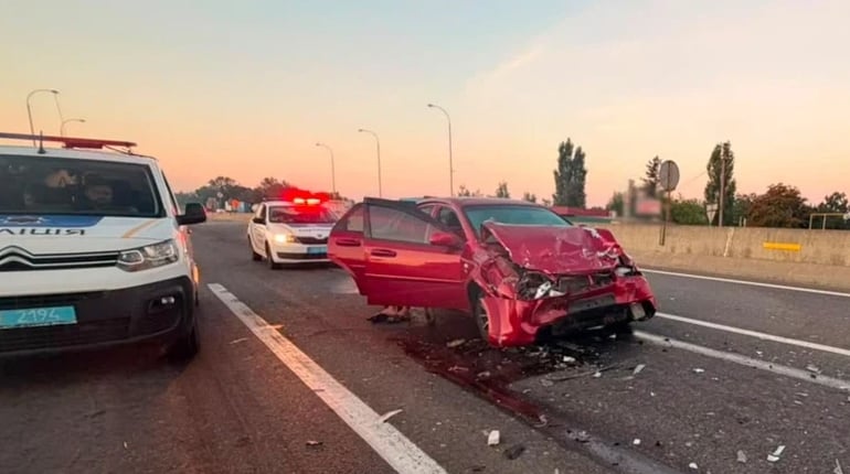 Заснув за кермом: біля Дачного Chevrolet зіткнувся з вантажівкою, троє людей у лікарні