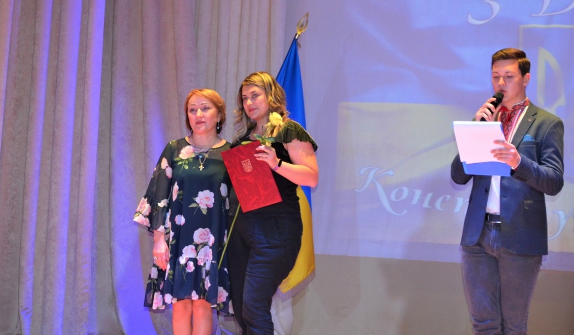 Під час церемонії до Дня Конституції, Біляївка. Депутатка Марина Зінченко нагороджує Олену Ковальову 