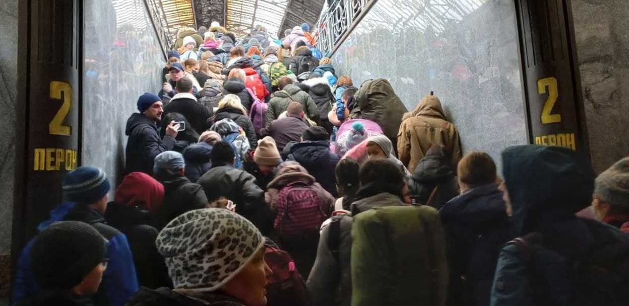 Частина натовпу у Львові під час посадки на електричку до Польщі. Так люди стояли кілька годин