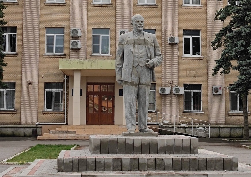 Пам'ятник Леніну, який склеїли і знову поставили у центрі окупанти в Генічеську