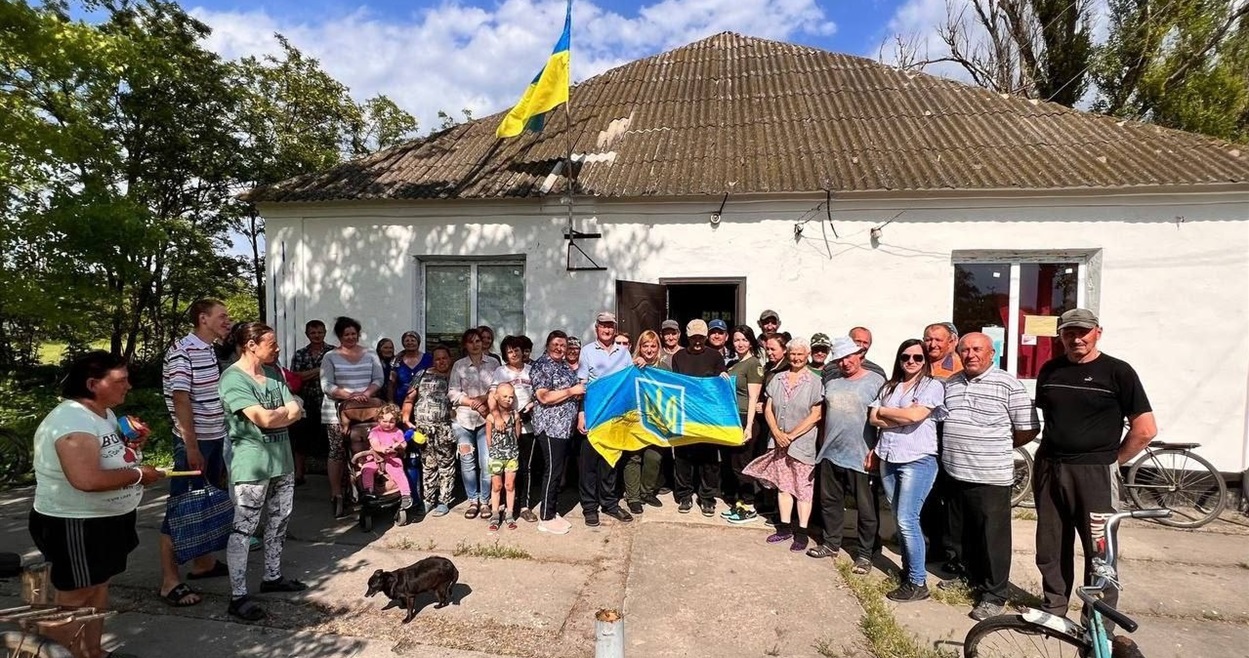 Волонтери Самооборони з мешканцями деокупованої Біляївки на Херсонщині