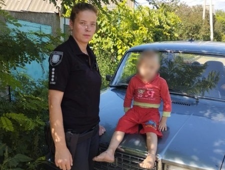 Поліцейські повернули додому двох малюків додому