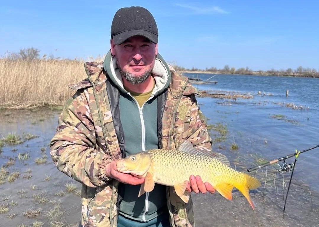Ігор з уловом під час риболовлі