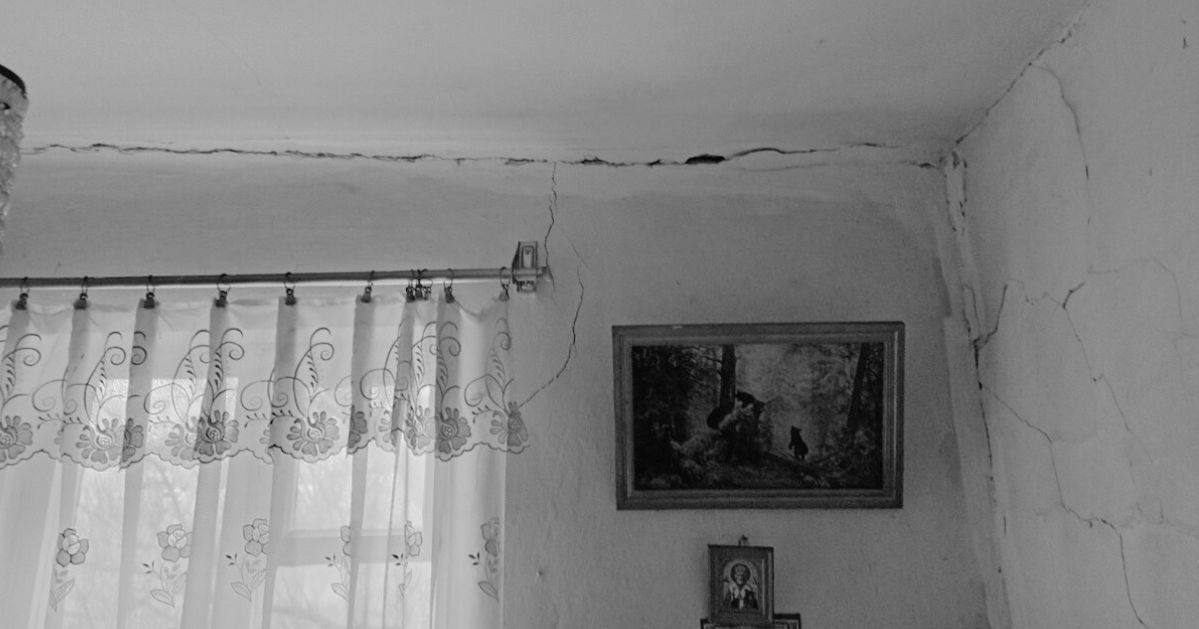 Тріщині у будинку в селі Мирне після чергового ракетного обстрілу росіянами