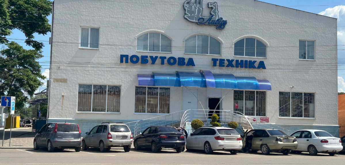 На цій же локації опівдні, всі місця зайняті, зокрема і з позначками. Втім на машинах, які стоять на цих місцях, немає знаку "людина з нвадідністю"