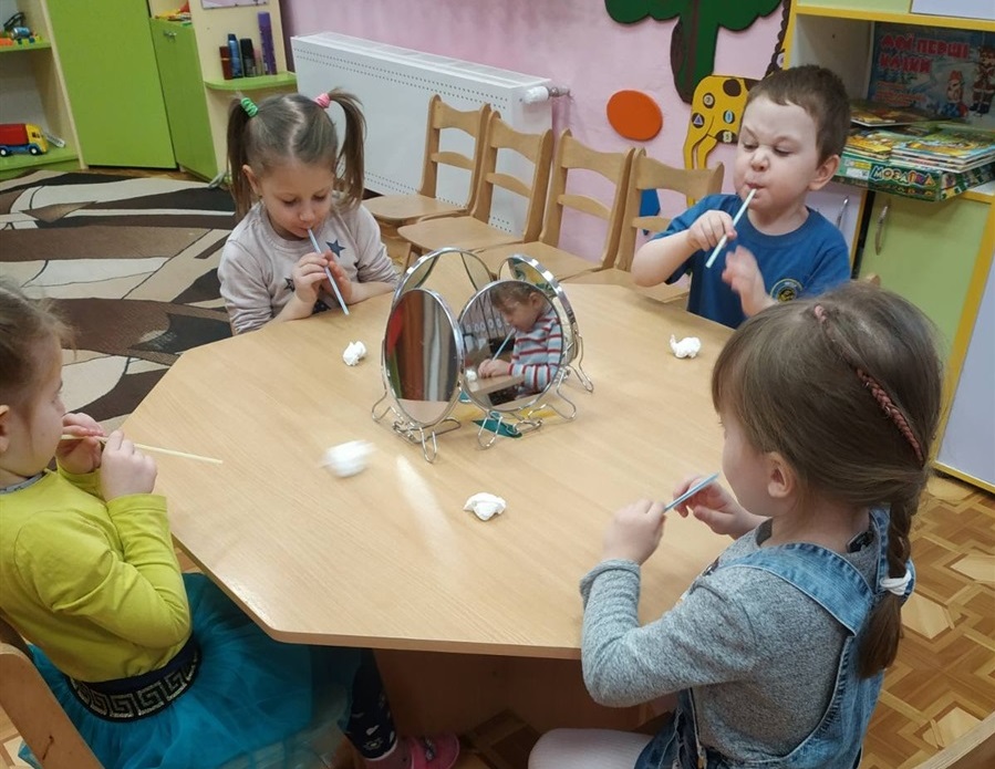 Під час занять в логопедичній групі, діти займаються перед дзеркалами