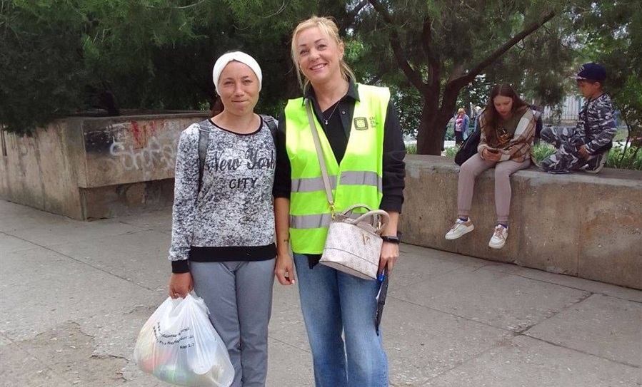  Марина Рязанова під час видачі допомоги 