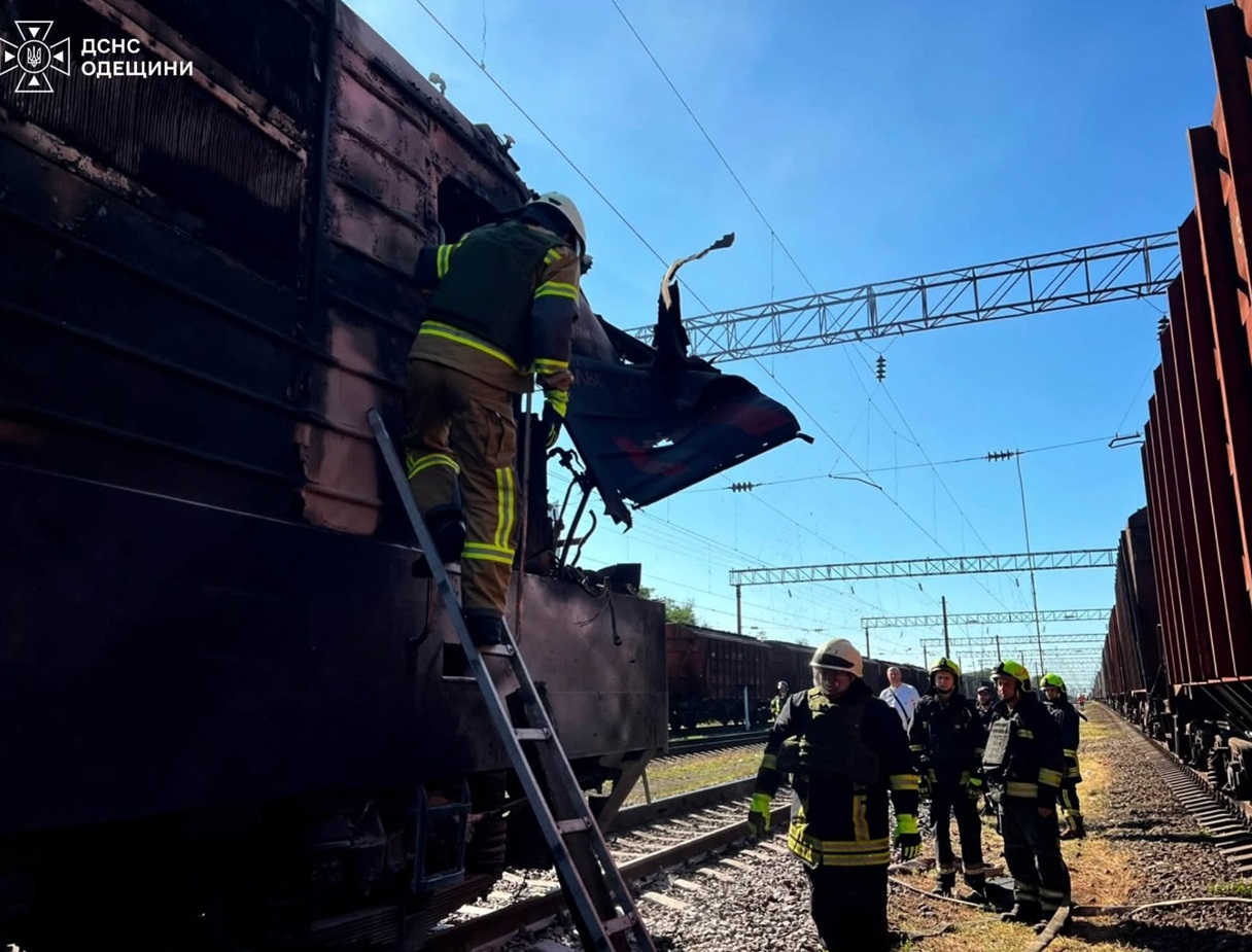 Ліквідація наслідків ворожого удару по локомативу в Одеській області