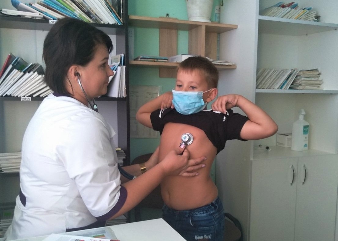 Ірина Костильова проводить огляд здорових дітей