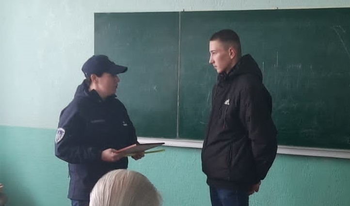 Андрію Синьопупу з Мирного правоохоронці вручають подяку 