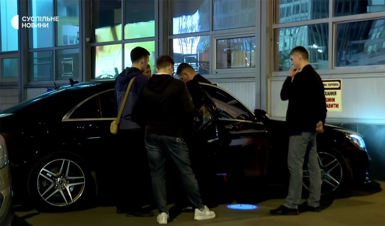 Детективи НАБУ та САП біля автівки Єрмака під час оголошення підозри