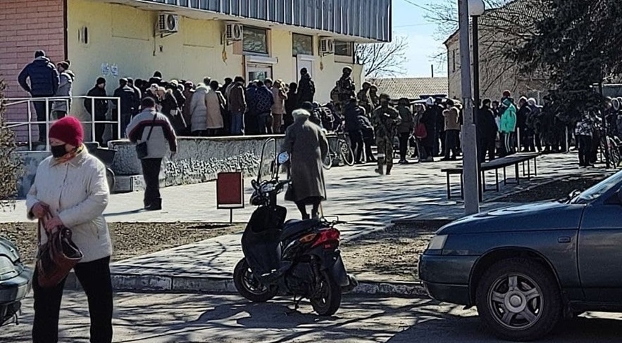 Черги у Генічеську за гуманітарною допомогою